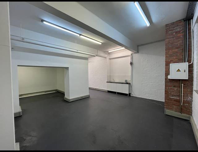 69M² BUSINESS TO LET IN WOODSTOCK